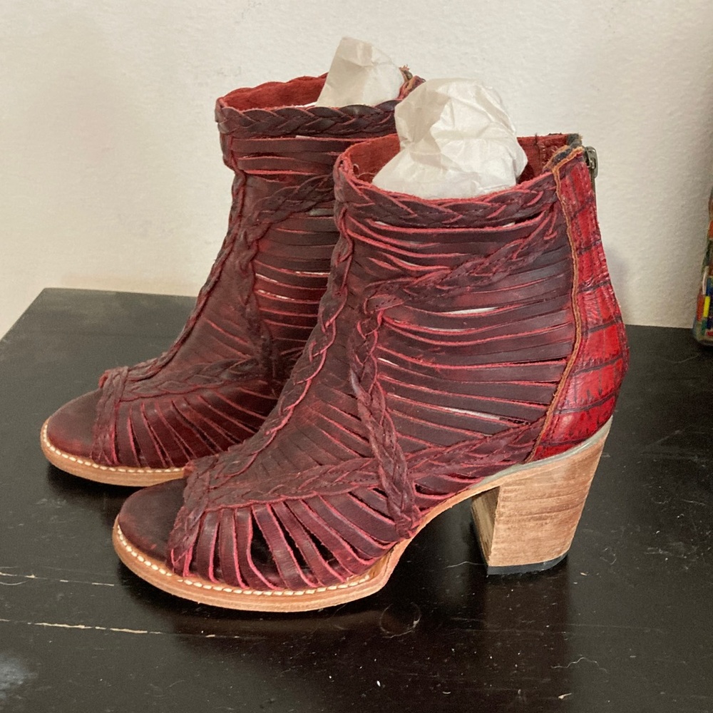 Freebird by Steven Bela Wine Ankle Booties Size 7